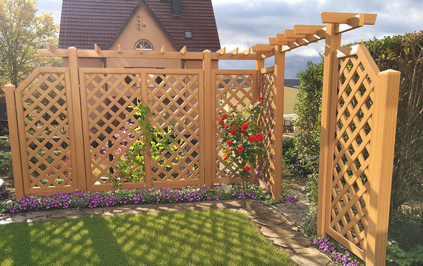 Elegante Sichtaflex-Rankgitter und Pergola in Bergkiefer