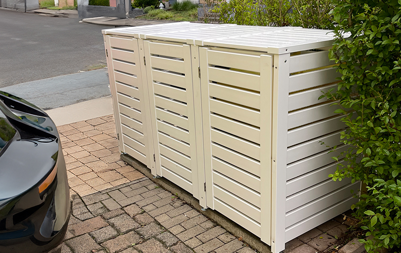 Mülltonnenbox, Tonnenbox, Kunststoff, 2x 240l, 3x 240l, Mülltonneneinhausungen, Tonnenboxen, stabile Tonnenboxen, robuste Tonnenboxen, Mülltonnenbox, Made in Germany, Qualität aus Sachsen, UV-beständig, wetterfest, Mülltonnen verstecken, Mülltonnenhäuschen, Tonnenboxhäuschen, Mülltonnen abstellen, Tonnenboxen unterstand, Tonnenbox Kunststoff, recyclebar, Mülltonnenbox für 4 Tonnen, Mülltonnenbox für 3 Tonnen, Mülltonnenbox für zwei Tonnen, Mülltonnenunterstand, Kunststoffbox