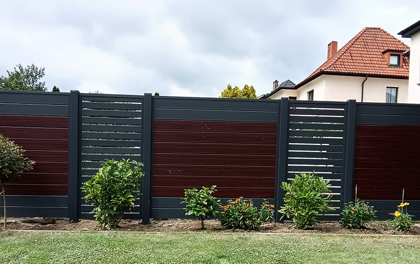 Sichtschutz mit Zierelementen in Anthrazit - Mahagoni