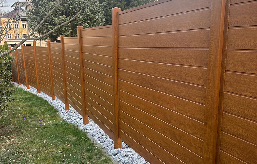 Sichtschutz mit Gefälle in Golden Oak