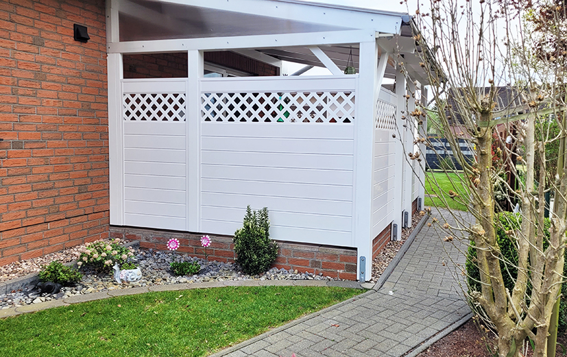 Sichtschutz mit Rankengitter am Carport in Weiß