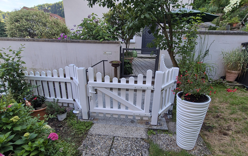 Weißer Zaun, klare Eingrenzung