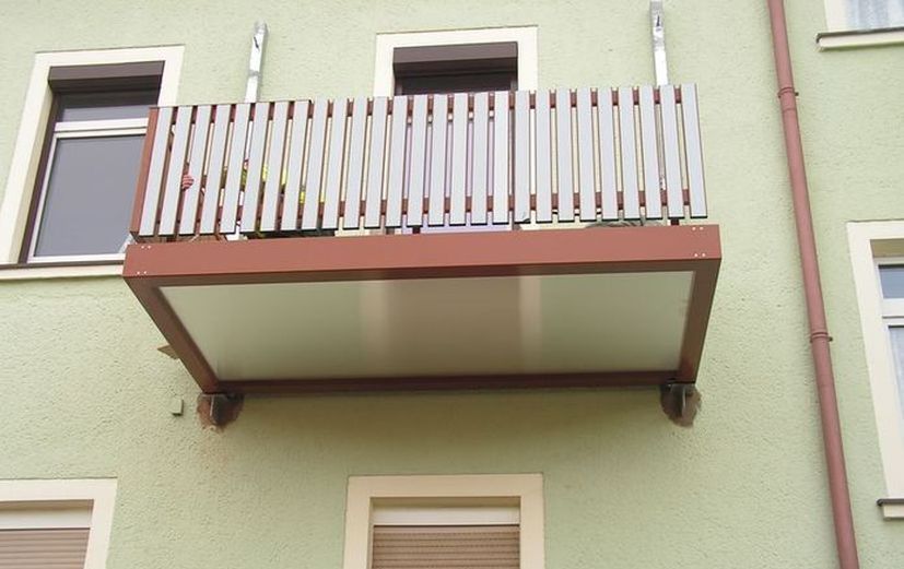 Anbaubalkon aus Aluminium in braun