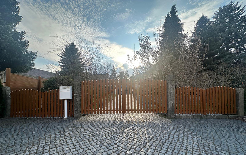 Lattentor mit Oberbogen – stilvoll eingefasst