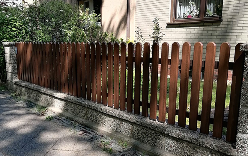 Charaktervoller Zaun zwischen Stein und Stil