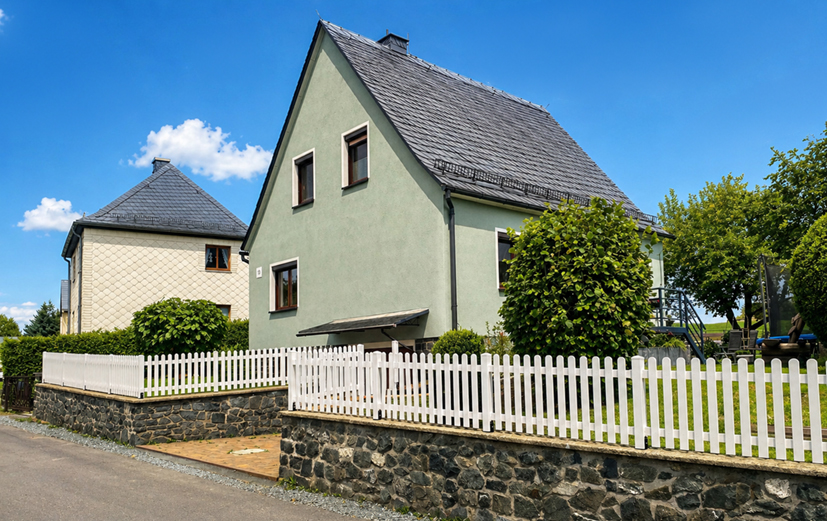Weißer Zaun für klare Struktur