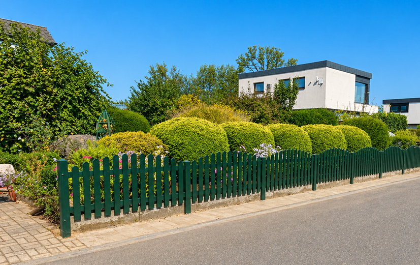 Moosgrün begleitet den Gartenrand