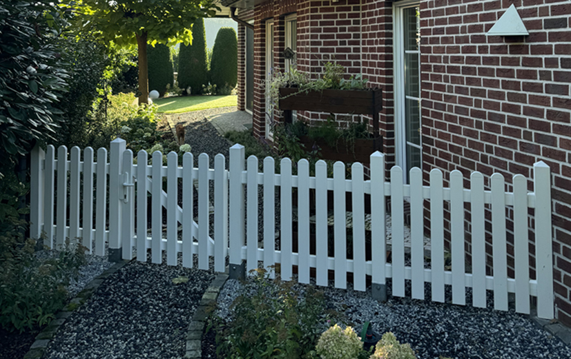 Gerader Lattenzaun mit Tür in Weiß