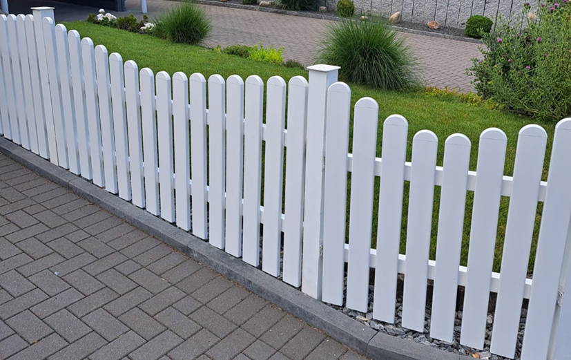 Klassischer Lattenzaun mit Unterbogen