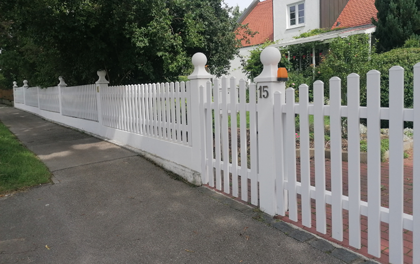 Zwischen Säulen perfekt eingepasst