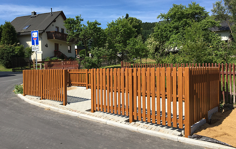 Müllplatz Einzäunung aus Kunststoff in Golden Oak