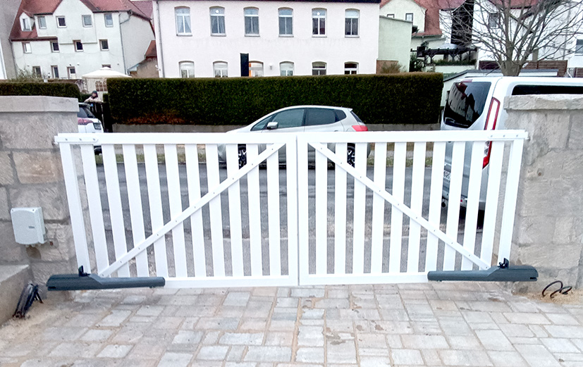 Weißes Rahmenzauntor mit Antrieb
