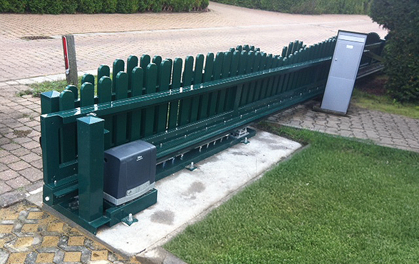 Freitragendes Schiebetor in Moosgrün