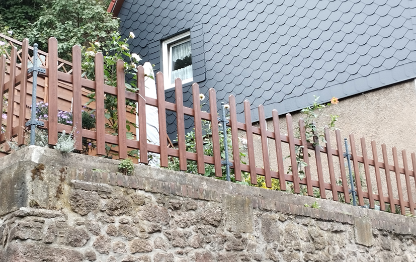 Luftiger Staketenzaun mit Weitblick