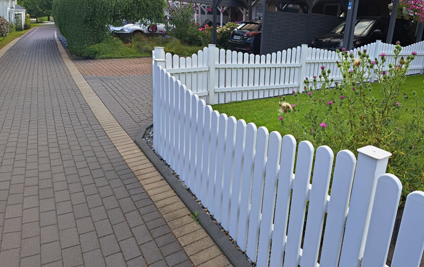 Groß, weiß, formschön – der XXL-Lattenzaun mit Schwung