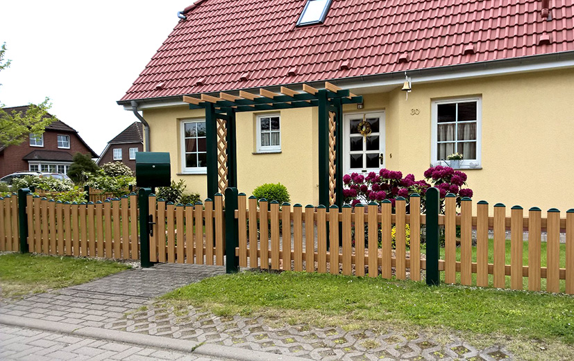 Lattenzaun mit Pergola und Pforte